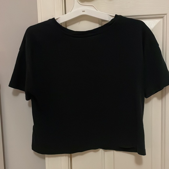 Old navy black cropped tee - Picture 2 of 3
